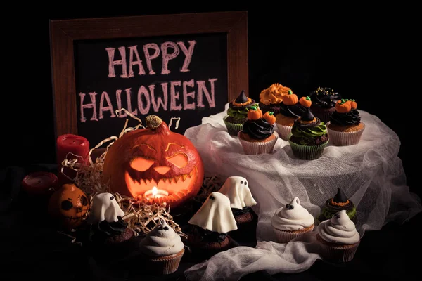 Halloween cupcakes and pumpkin — Stock Photo