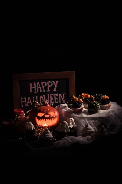 Halloween cupcakes and pumpkin — Stock Photo