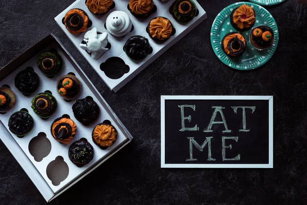 Halloween cupcakes and eat me inscription — Stock Photo