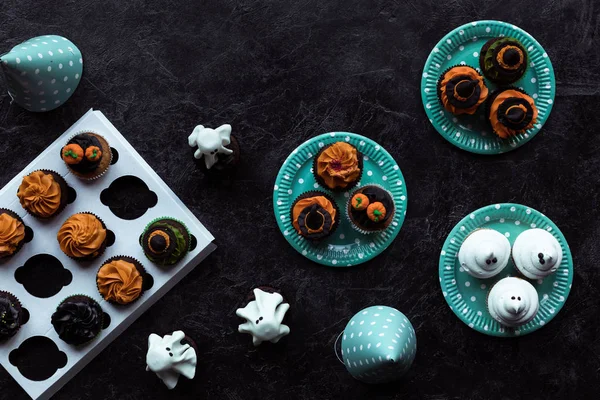 Halloween cupcakes on plates — Stock Photo