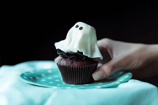 Mão com cupcake halloween — Fotografia de Stock