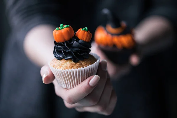 Cupcake de Halloween en la mano - foto de stock