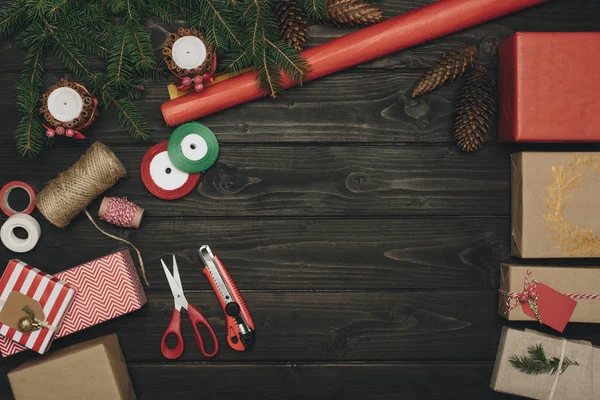 Cadeaux et décorations de Noël — Photo de stock