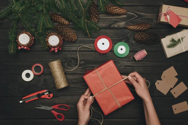 Mujer decorando regalo de Navidad - foto de stock