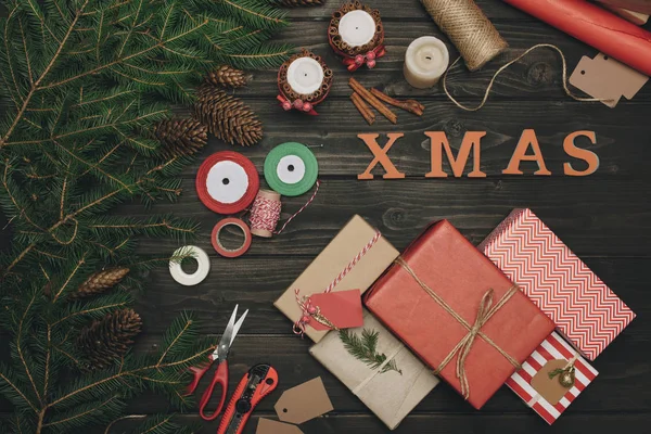 Рождественская композиция с подарками и украшениями — стоковое фото