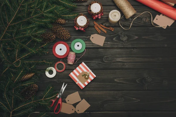 Weihnachtskomposition mit Geschenk und Dekoration — Stockfoto