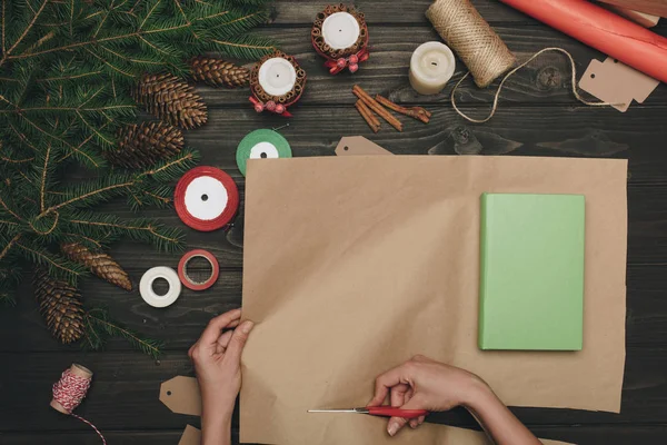 Mujer envolviendo regalo de Navidad - foto de stock