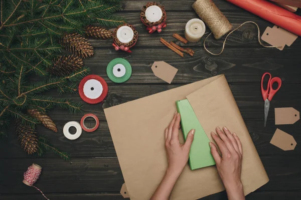 Mujer envolviendo regalo de Navidad - foto de stock