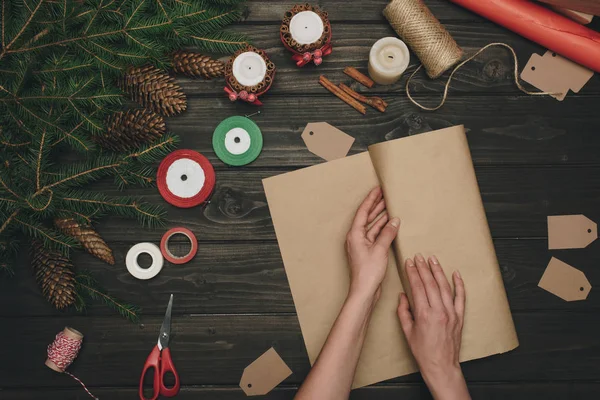 Donna avvolgendo regalo di Natale — Foto stock