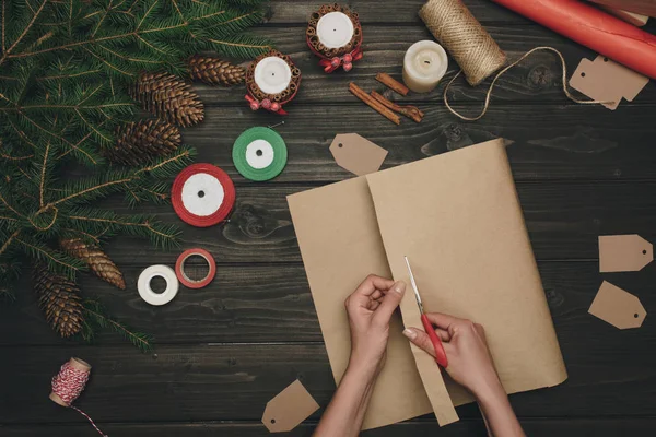 Mujer envolviendo regalo de Navidad - foto de stock