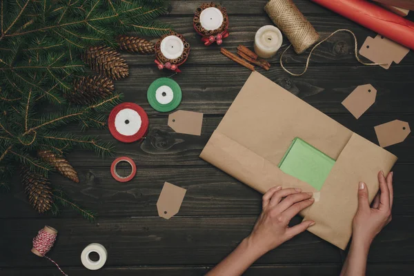 Donna avvolgendo regalo di Natale — Foto stock