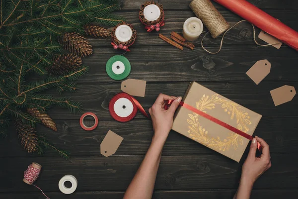 Mujer decorando regalo de Navidad - foto de stock