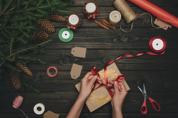 Mujer decorando regalo de Navidad - foto de stock