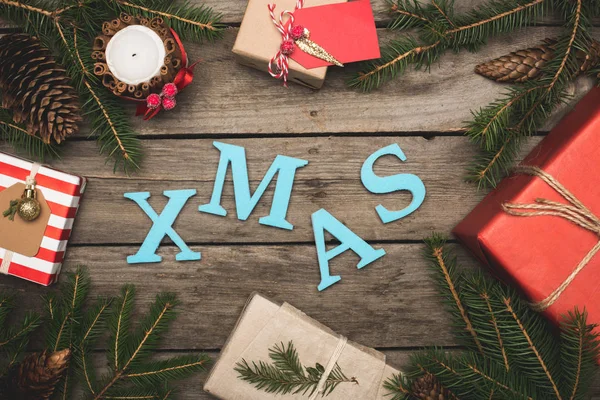 Cadeaux et branches de Noël — Stock Photo