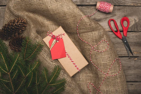 Cadeau de Noël sur sac — Photo de stock