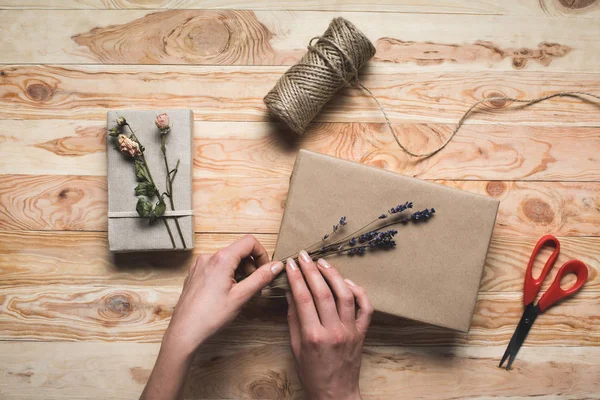 Frau dekoriert Weihnachtsgeschenk — Stockfoto