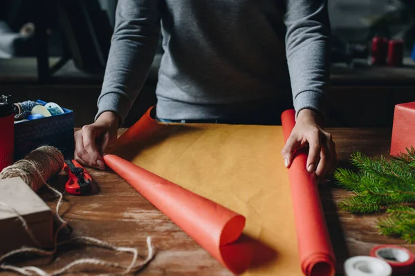 Woman decorating christmas gift — Stock Photo