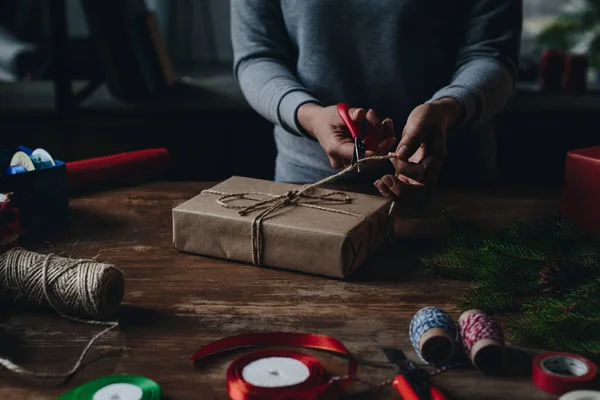 Mujer decorando regalo de Navidad - foto de stock