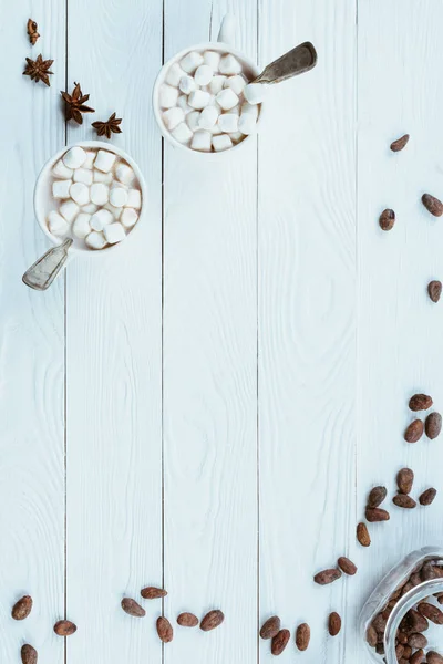 Tazas de cacao con malvavisco y estrellas de anís - foto de stock