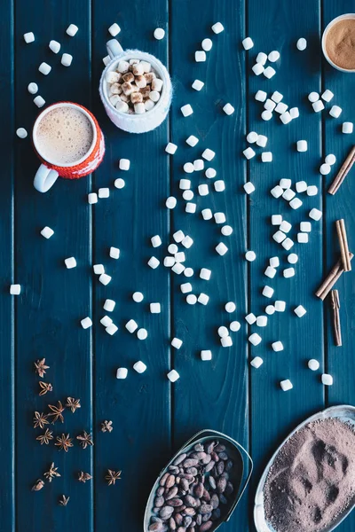 Tassen Kakaogetränk und verschiedene Gewürze — Stockfoto