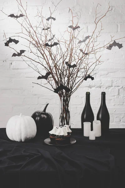 Halloween decorations and cupcakes — Stock Photo