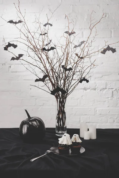Décorations d'Halloween et cupcakes — Photo de stock