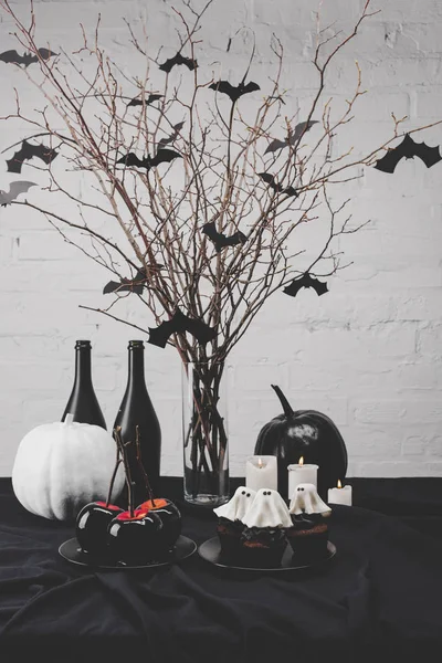 Postres y decoraciones de halloween - foto de stock