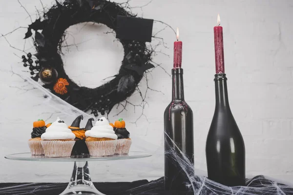 Halloween cupcakes and decorations — Stock Photo