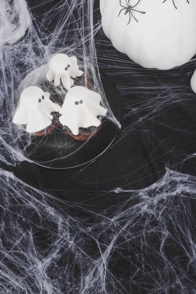 Halloween ghost cupcakes — Stock Photo