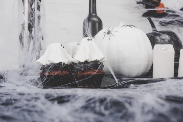 Cupcakes y decoraciones de Halloween - foto de stock