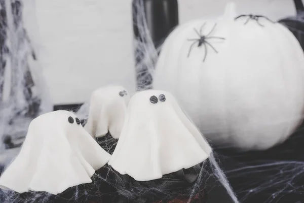 Halloween ghost cupcakes — Stock Photo