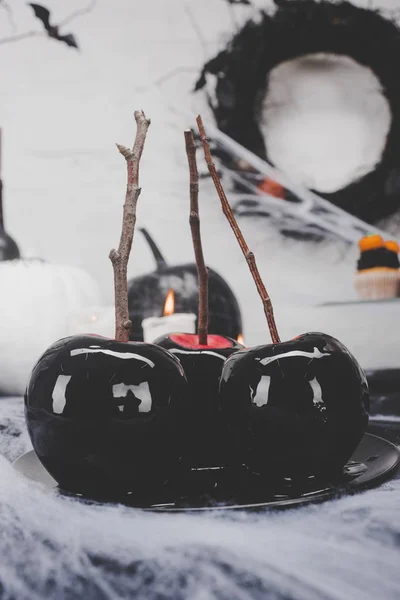 Хэллоуинский яблочный десерт — стоковое фото