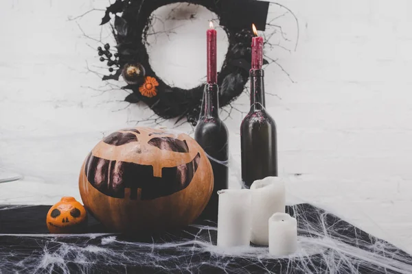 Kerzen und Halloween-Dekorationen — Stockfoto
