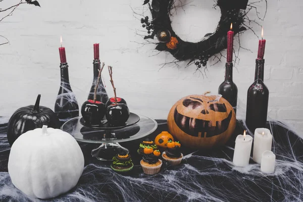 Decoraciones y velas de halloween - foto de stock