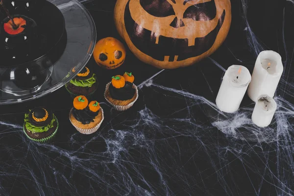 Decoraciones y velas de halloween - foto de stock