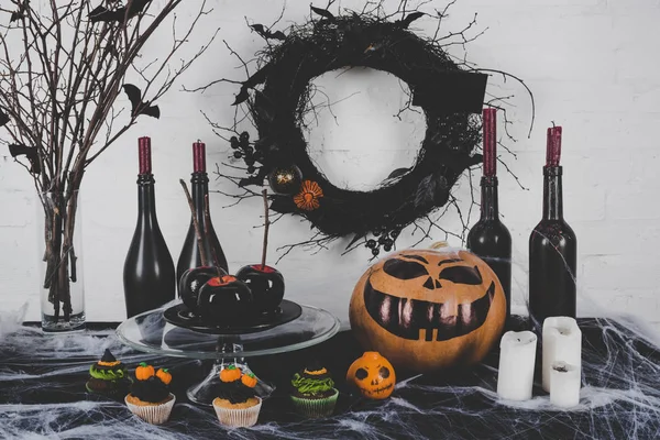 Cupcakes y decoraciones de Halloween - foto de stock