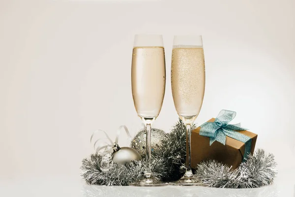 Gift and glasses of champagne — Stock Photo