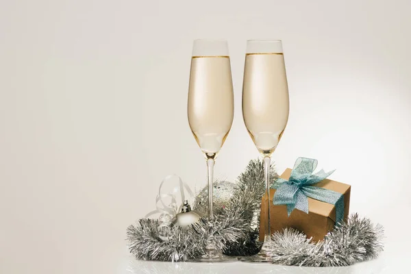 Подарунок і келихи шампанського — стокове фото