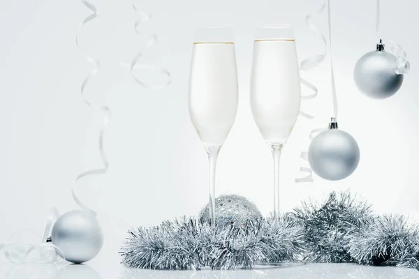 Copas de champán y juguetes navideños - foto de stock