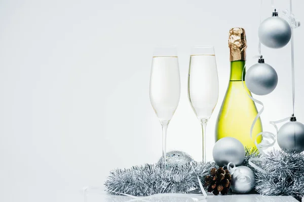 Botella de champán y gafas de vino — Stock Photo
