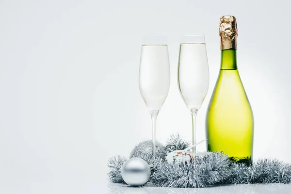 Botella de champán y gafas de vino - foto de stock