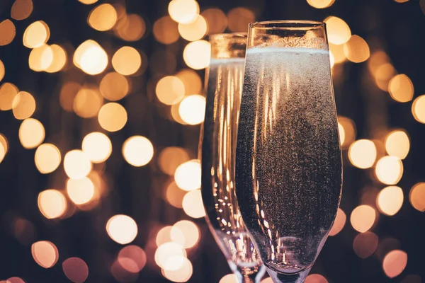 Copas de champán con burbujas - foto de stock