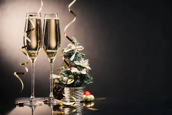 Copas de champán y decoraciones navideñas - foto de stock