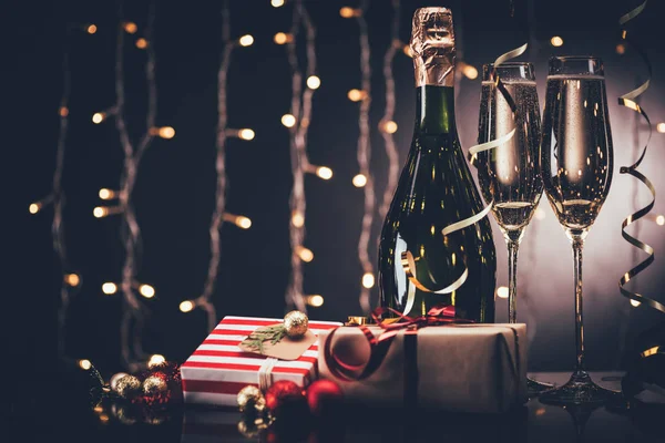 Copas de champán y regalos - foto de stock