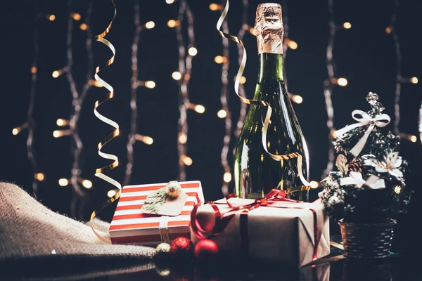 Botella de champán y árbol de Navidad - foto de stock