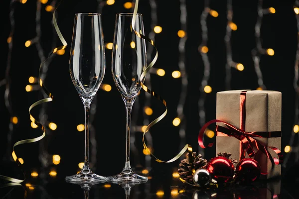 Verres à vin et cadeau de Noël — Photo de stock