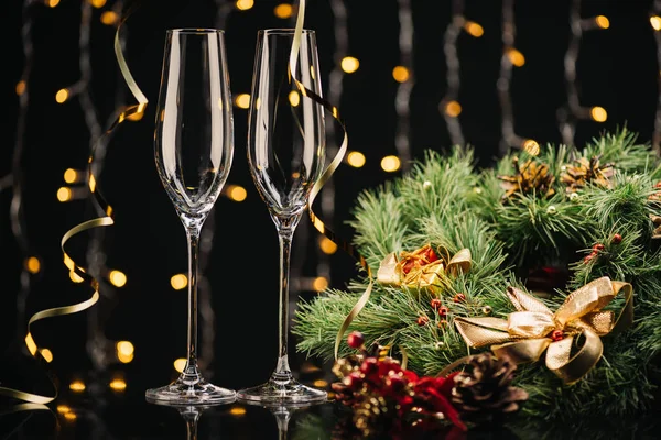 Copas de vino y corona de Navidad - foto de stock