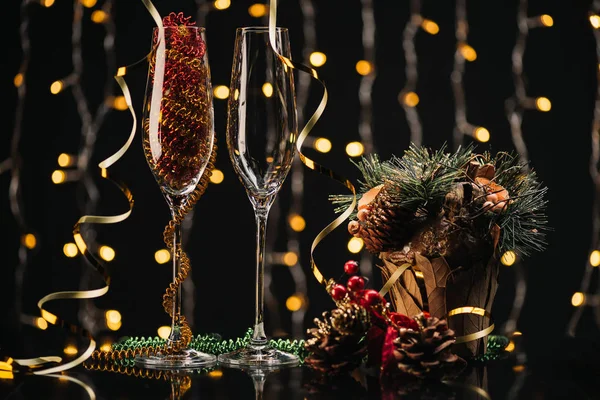 Bicchieri da vino vuoti e decorazioni natalizie — Foto stock