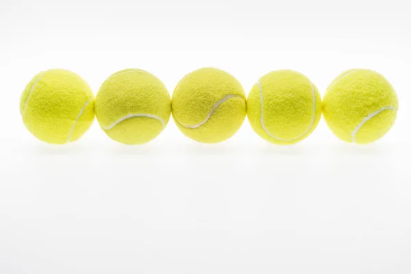 Tennisbälle in Reihe — Stockfoto