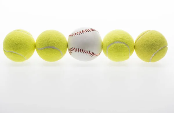 Тенісні м'ячі та бейсбольний м'яч — стокове фото